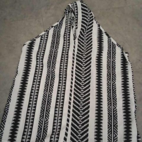 troc de  Tunique noir et blanc taille 40/42 bon etat, sur mytroc