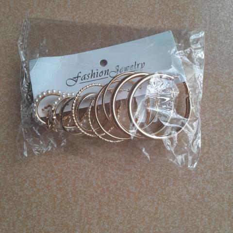 troc de  Réservée Lots de 6 paires de boucles d oreilles neuve, sur mytroc