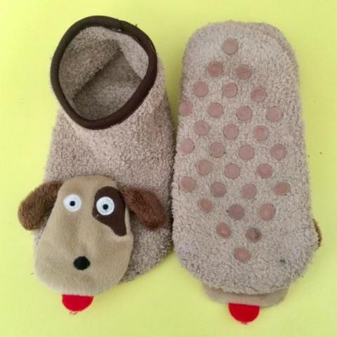 troc de  Réservé GRATUIT: Paire de chaussons motif chien pour enfant 6-8 ans, sur mytroc