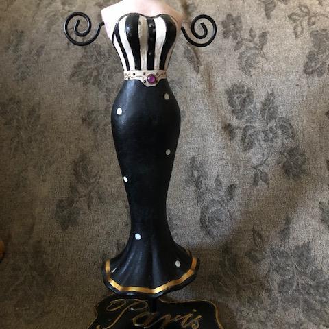 troc de  (réservé) Mannequin porte-bijoux "Paris", sur mytroc