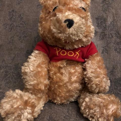 troc de  Peluche Wynnie L'Ourson Disney 24cm approx. assis (comme neuf), sur mytroc