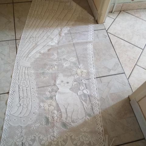 troc de  1 rideau de porte 1m60 sur 62 cm motif chat et fleur blanc, sur mytroc