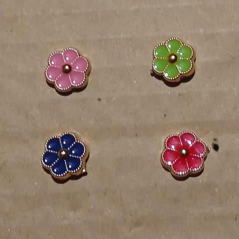 troc de  4 pin's fleur divers avec attache neuf, sur mytroc
