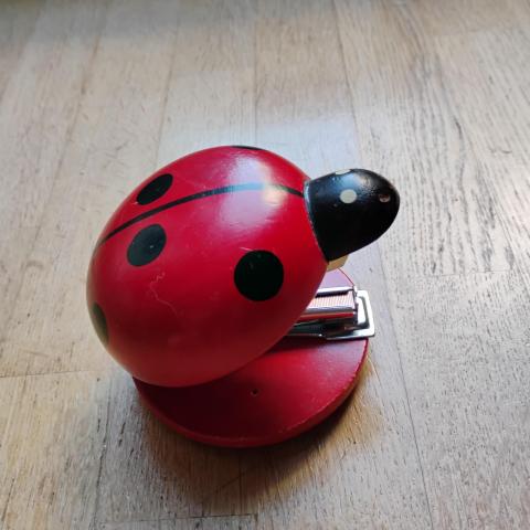 troc de  Agrafeuse coccinelle en bois, sur mytroc