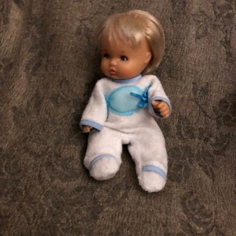 troc de  mini poupée bébé 18cm approx., sur mytroc