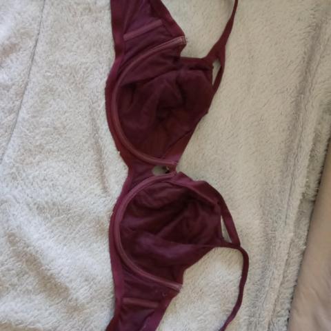 troc de  Soutien gorge grenat 95 bonnet E marque charlotte, sur mytroc