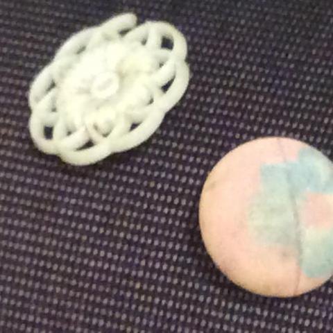 troc de  2 boutons 2 cm diamètre 1 En plastique l’autre en tissu, sur mytroc
