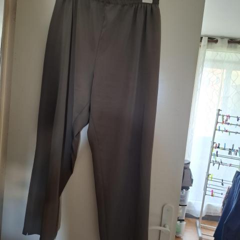 troc de  Pantalon vert olive taille6, sur mytroc