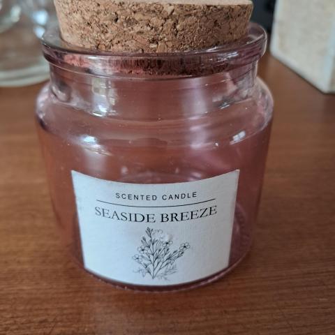 troc de  Petite bouteille rose avec bouchon en liège, sur mytroc