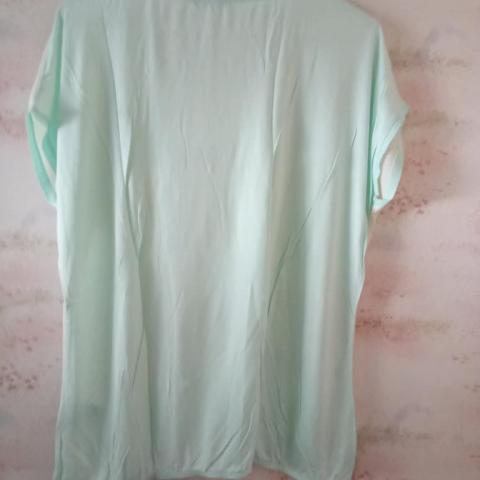 troc de  HAut de couleur menthe fantaisie devant   taille 4   42/44, sur mytroc