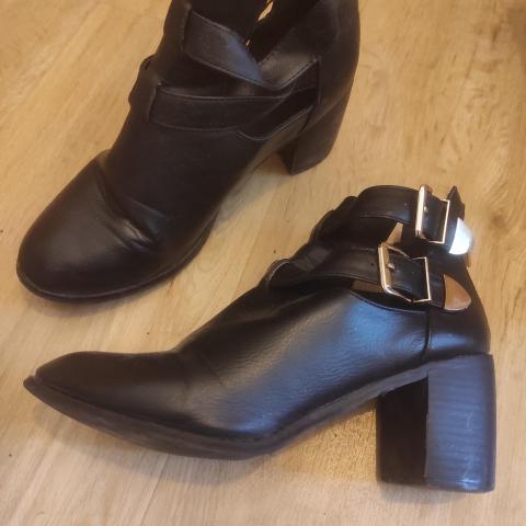 troc de  Bottines noires liberto 40, sur mytroc