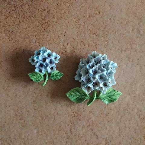 troc de  2 magnets fleurs bleues, sur mytroc
