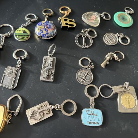 troc de  Lot porte-clefs anciens métal divers, sur mytroc