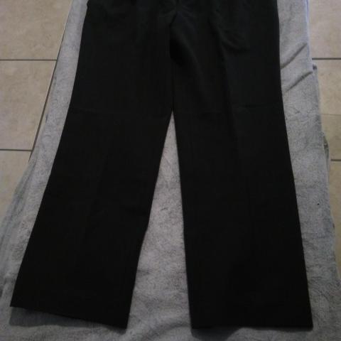 troc de  Pantalon de costume Taille 46, sur mytroc