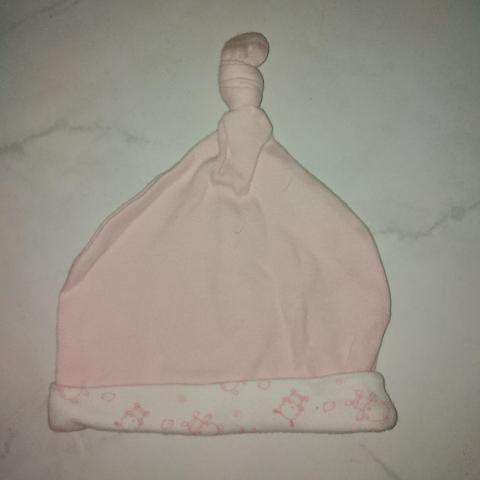 troc de  Réservé Bonnet naissance rose et blanc avec motifs, sur mytroc