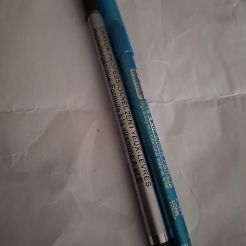 troc de  Crayon maquillage bleu et marron, sur mytroc