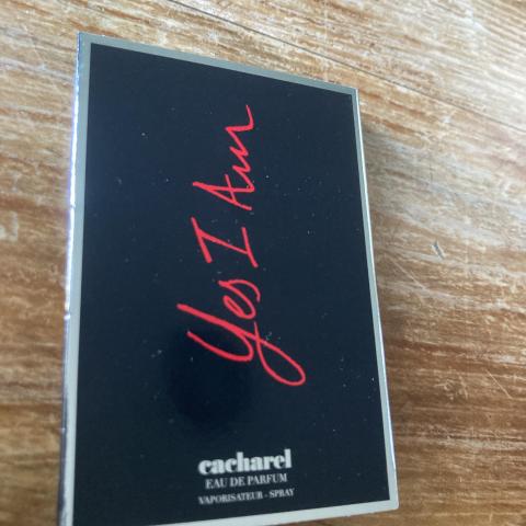 troc de  Échantillon Yes I Am Cacharel, sur mytroc