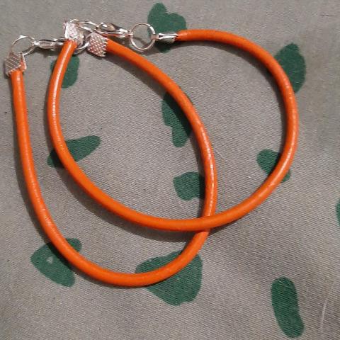 troc de  2 bracelets cuir orange, sur mytroc