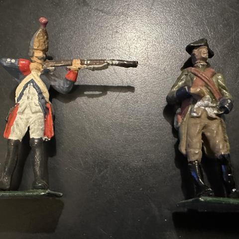 troc de  2 soldats de plomb anciens, sur mytroc