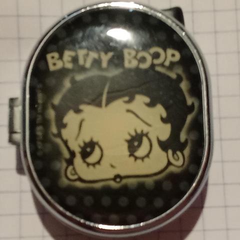 troc de  briquet Betty boop année 1990 fonctionnel juste a remettre du gaz réservé fidjy, sur mytroc