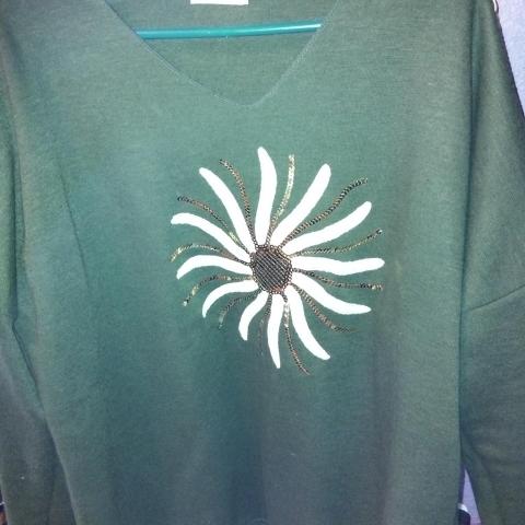 troc de  Pull XL  kaki neuf motif fleur dorée, sur mytroc