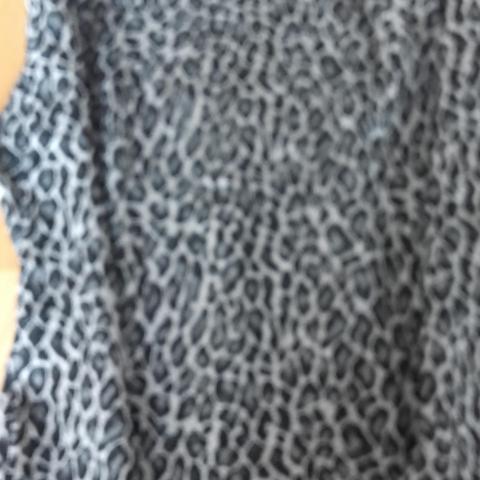 troc de  t-shirt leopard taille 6 ans, sur mytroc