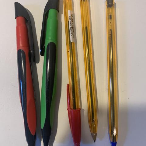 troc de  Lotde cinq stylos qui fonctionnent, sur mytroc