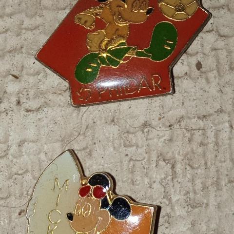 troc de  2 pin's mickey avec attache, sur mytroc