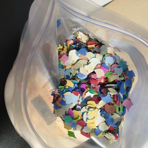 troc de  Environ 100 grammes de confettis multicolores, sur mytroc