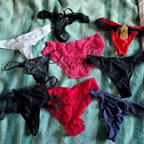 troc de  Lot de culottes et strings, sur mytroc