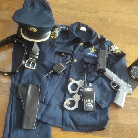 troc de  Déguisement de policier et accessoires 8/10 ans, sur mytroc