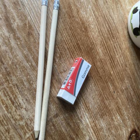 troc de  Réservé Lot de 2 crayons de papier et une gomme neufs, sur mytroc