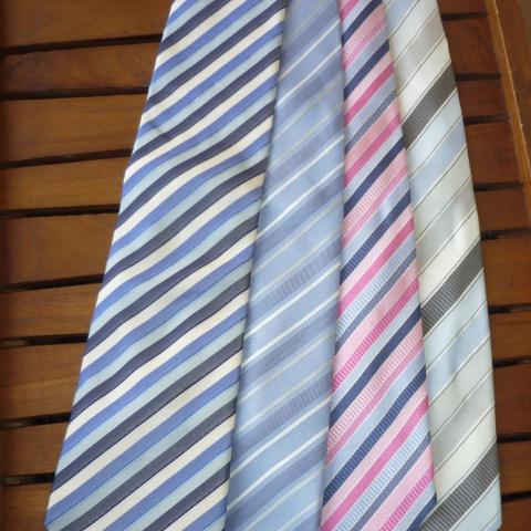 troc de  4 belles cravates BRUCE FIELD en soie bleue à rayures, sur mytroc