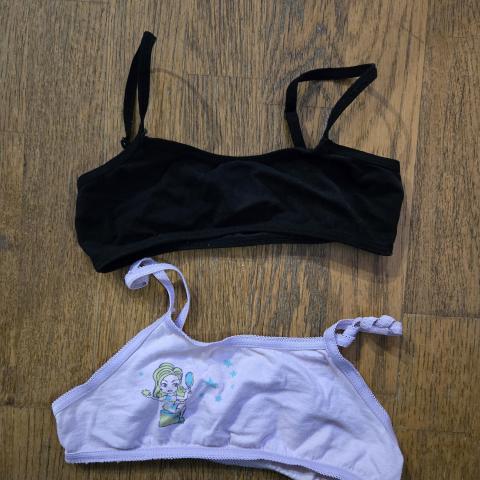 troc de  Lot 2 brassières 8 ans, sur mytroc