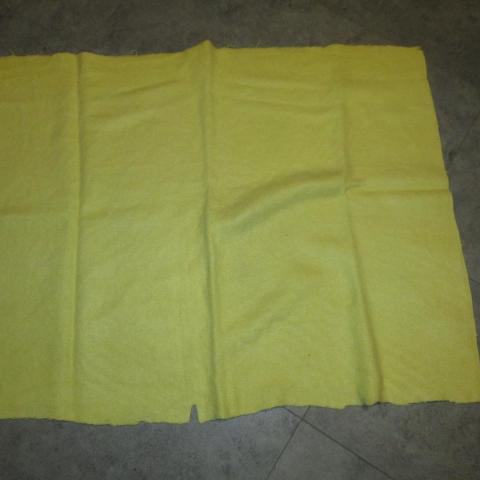 troc de  morceau de feutrine jaune 68cm sur 72 cm, sur mytroc