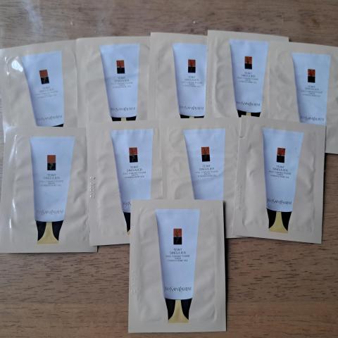 troc de  RESERVE Lot de 10 échantillons fond de teint Yves St Laurent, sur mytroc