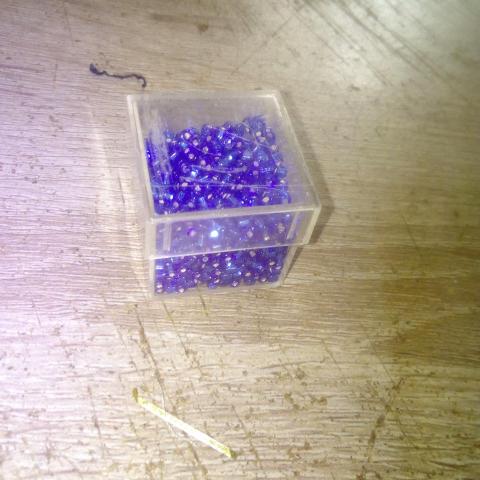 troc de  1 petite boite de perle bleu, sur mytroc