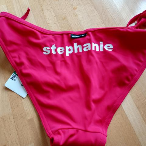 troc de  Slip bas de maillot de bain neuf rouge - inscription Stephanie, sur mytroc