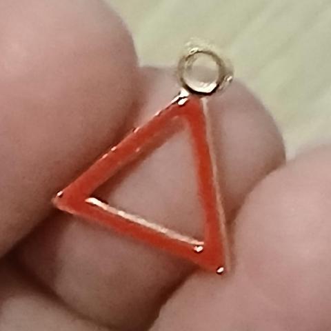 troc de  Reserver Troqueuse Un Pendentif Triangle, sur mytroc