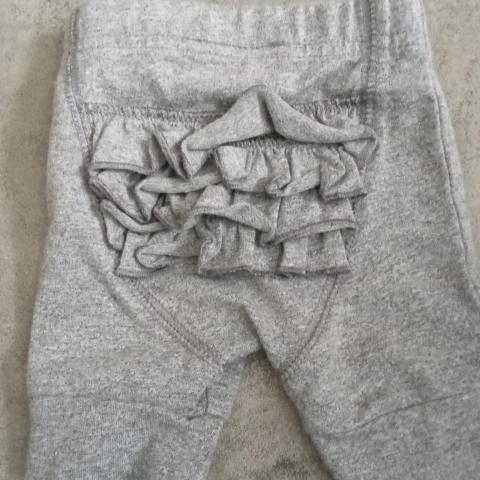 troc de  short 1 mois gris, sur mytroc