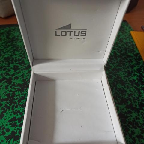 troc de  Boîte à bijoux Lotus 10 par 10 vide, sur mytroc