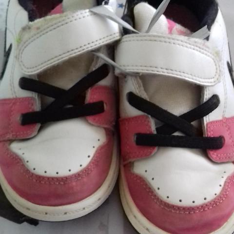 troc de  Baskets Nike fille taille 27, sur mytroc