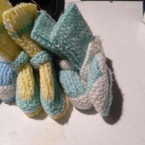 troc de  Petits chaussons tricotés main, sur mytroc