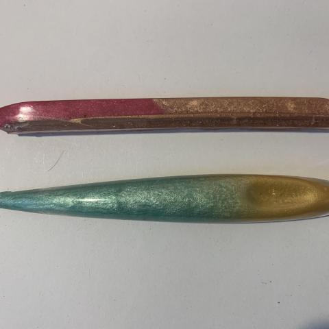 troc de  Deux. Stylos bleus en résine,, sur mytroc