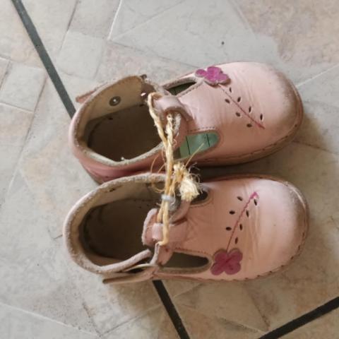 troc de  petite chaussure pointure 21  legere marque d'usure, sur mytroc