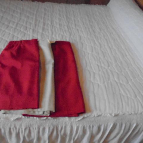 troc de  3 jupes droites  2 rouges 1 beige taille 44  2 noi  l'unité, sur mytroc