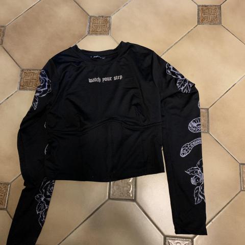 troc de  Petit maillot à manches longues court, taille M, sur mytroc