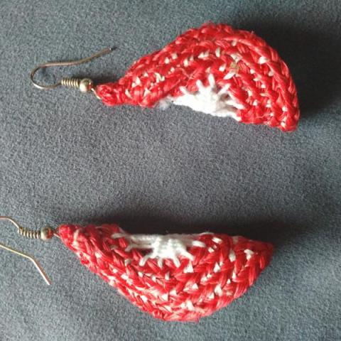 troc de  Boucles d'oreilles pendantes crochet rouges et blanches, sur mytroc