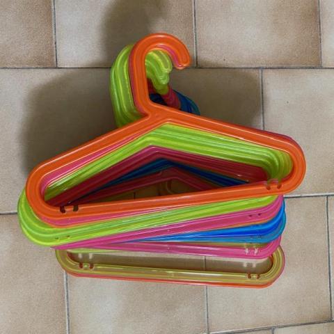 troc de  Lot 24 cintres enfant multicolore, sur mytroc
