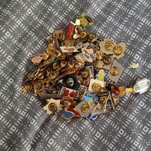 troc de  Lots de pins " Reserver Stéphanie, sur mytroc